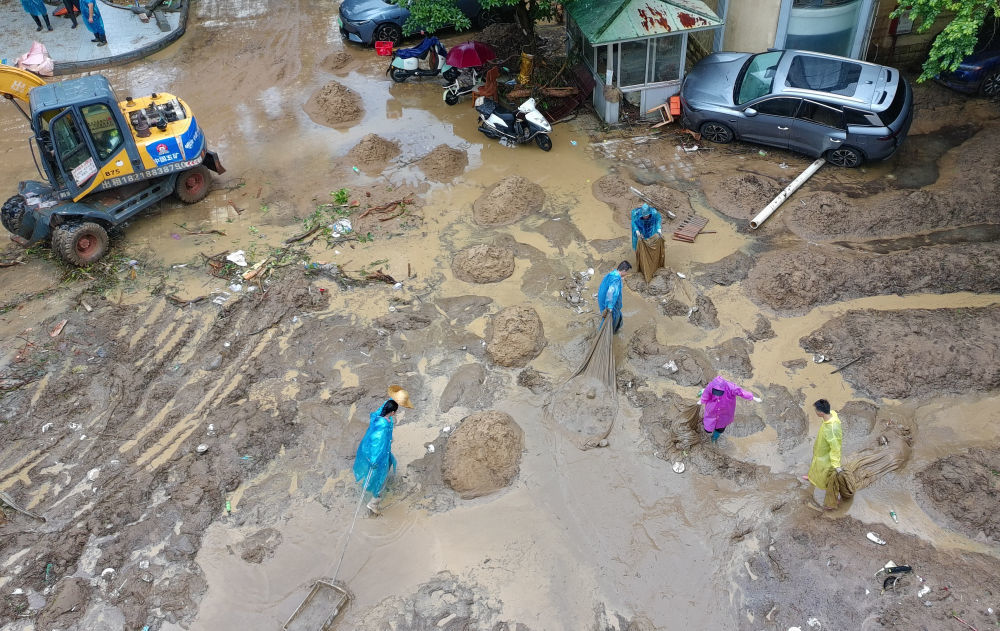 8月6日，工作人员在广东肇庆鼎湖区鼎湖山风景区门口清淤。（新华社供图）