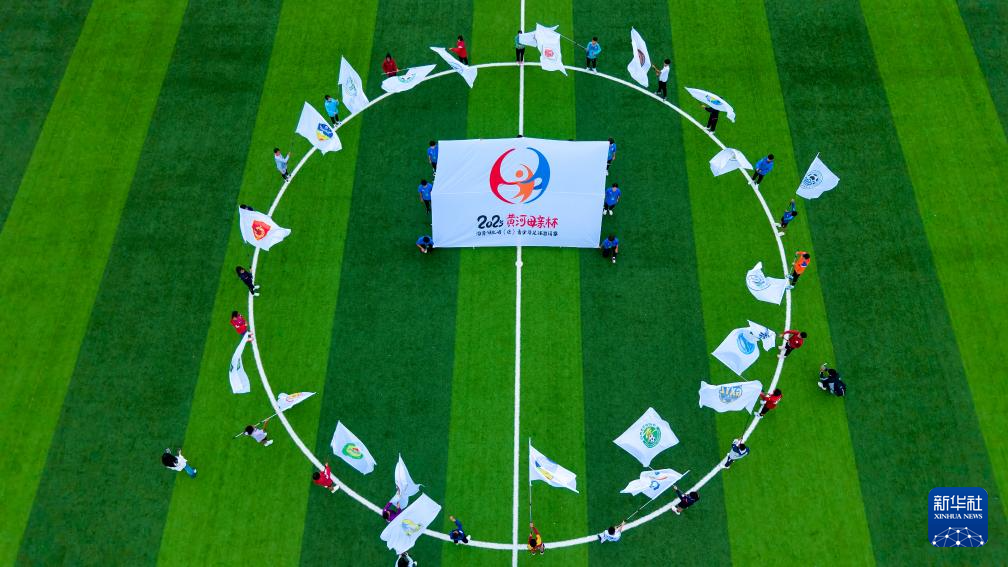 8月5日，各参赛代表队旗帜在开幕式上入场（无人机照片）。新华社记者　郎兵兵　摄
