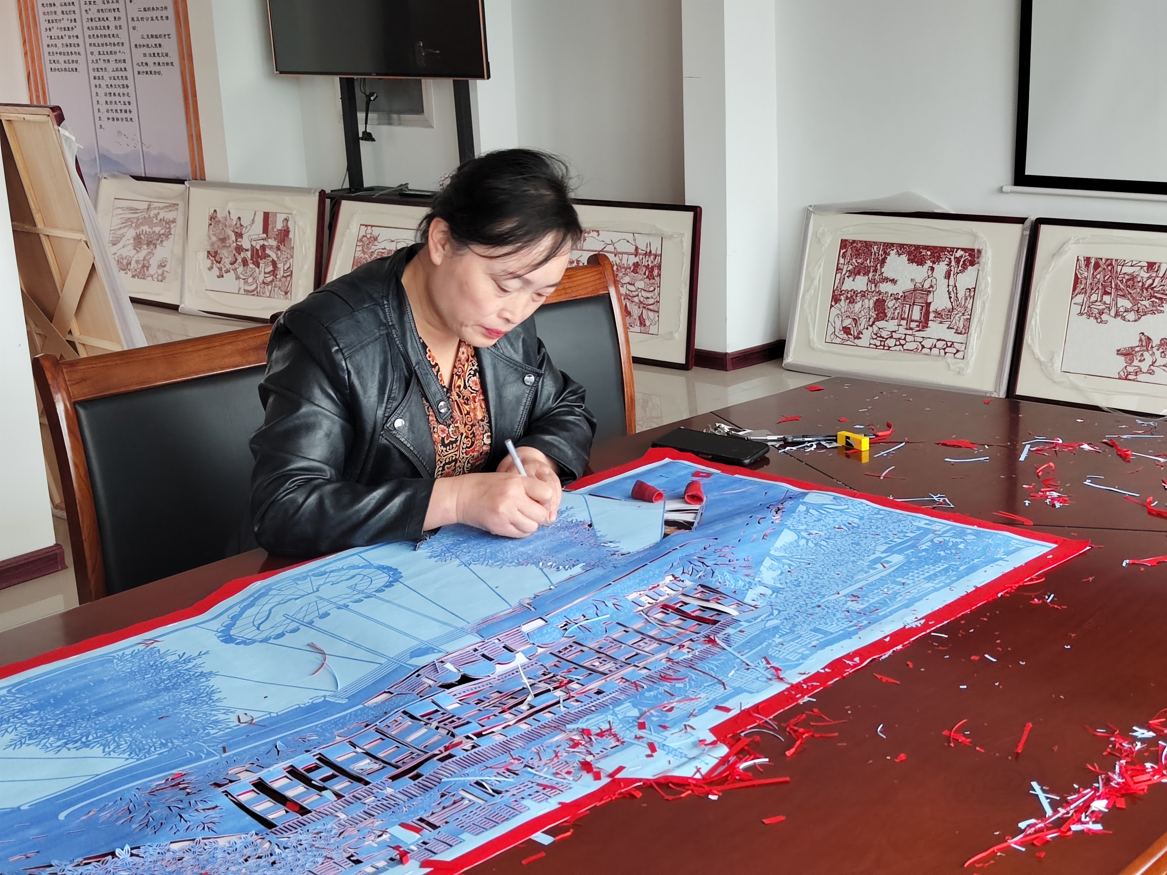 青岛乡里乡亲｜颜丙兰：匠心剪刻守艺脉，活态传承焕新颜