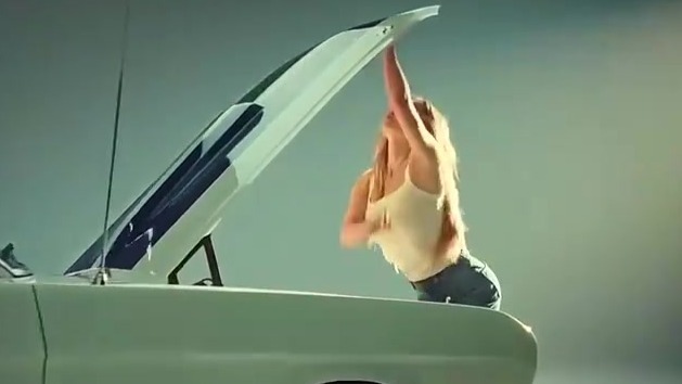 美国女星牛仔裤广告成政治焦点，引爆文化战