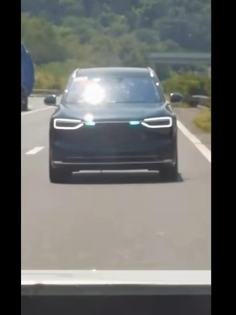 鸿蒙智行全新问界M7汽车中控设计曝光:独立三屏、仪表屏和ARHUD共存