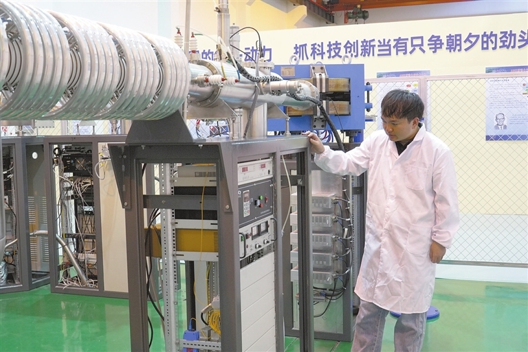 8月5日，瑞昌核物理应用研究院科研人员在调试AMS加速器。通讯员 李一琦摄