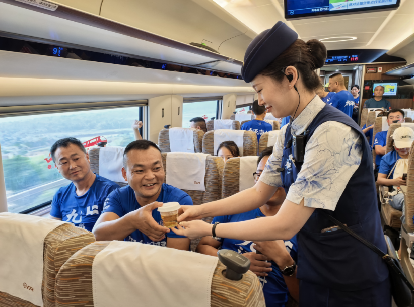 G9813次“赣超”球迷专列工作人员为球迷旅客做好服务。（王梦婧子 摄）