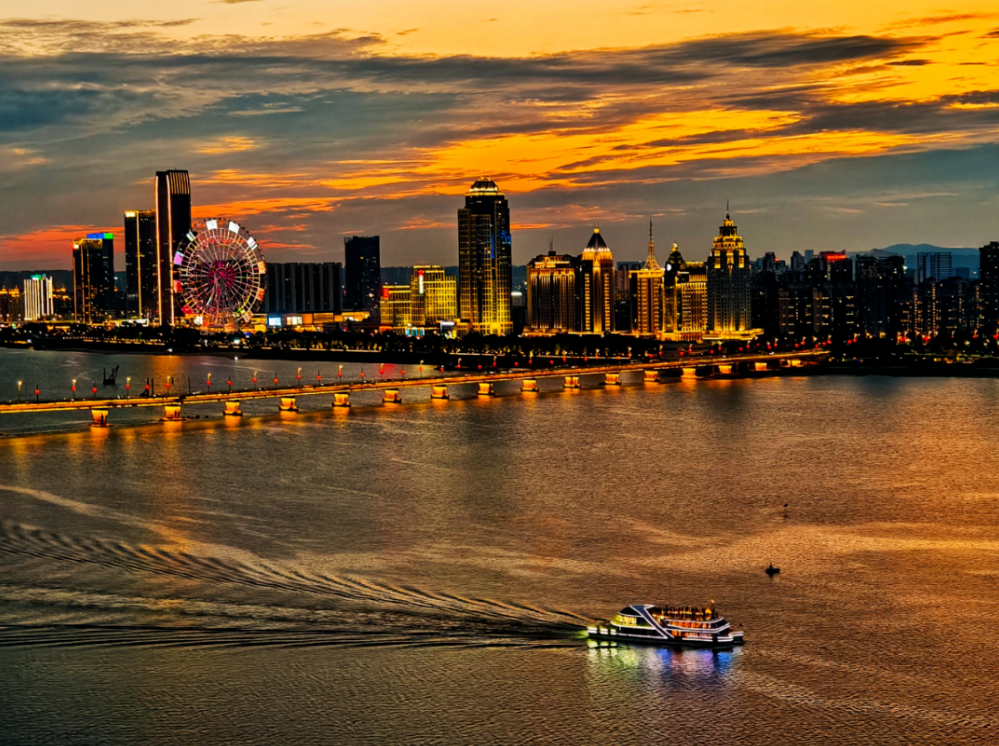 南昌：客在画中游（图）