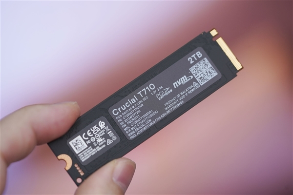 英睿达速度最快的Gen 5 SSD!T710 2TB图赏