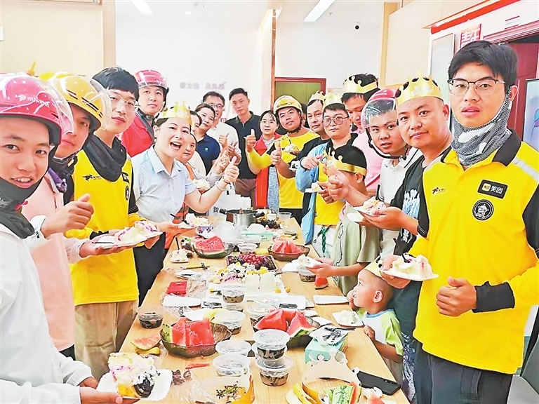 紅谷灘區(qū)九龍湖街道新琚東社區(qū)新“星”驛站開展集體慶生活動。本報全媒體記者 侯藝松攝