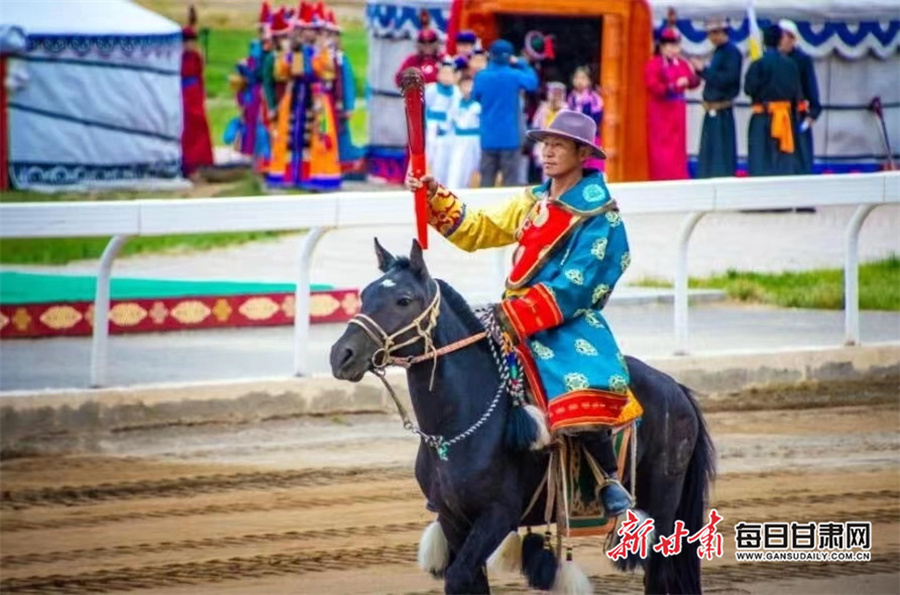 新军骑马参加县运动会火炬传递