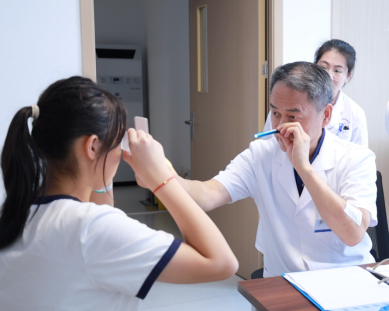 精准矫正斜视助青少年摆脱视觉困境