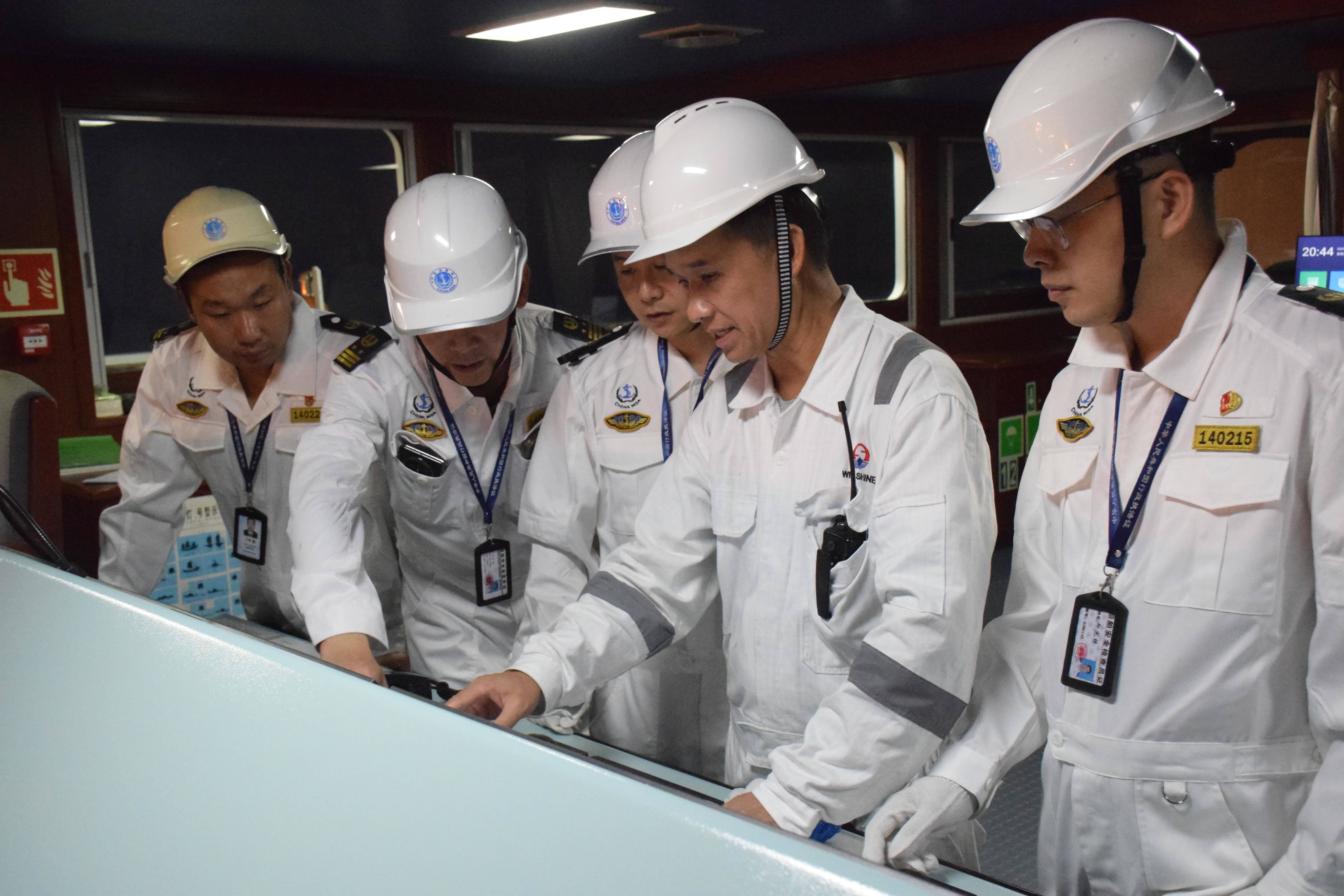 海事部门保障深圳西部港区成功完成首次船对船LNG船用燃料试点加注作业 护航绿色航运新突破