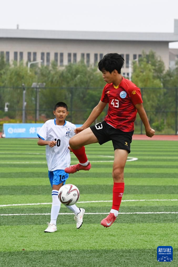 8月5日，甘肃省古浪县代表队球员杜玉龙（左）与河南省实验中学代表队球员佘啸辛在U13男子组比赛中拼抢。新华社记者　范培珅　摄