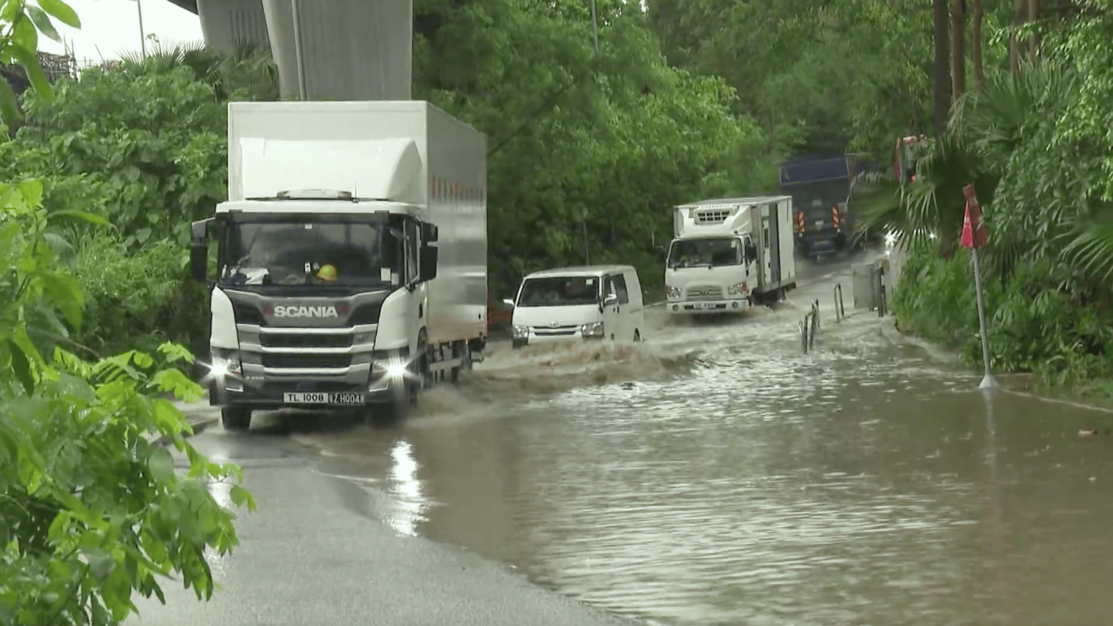 香港破百余年纪录黑雨持续逾11小时 致多区严重水浸