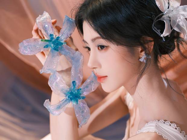 鞠婧祎盘发造型让人眼前一亮。