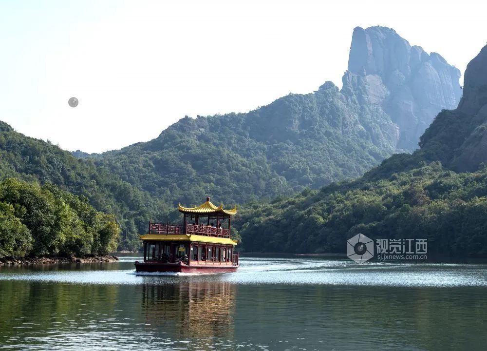 游客在龜峰景區乘坐游船游玩（視覺江西 胡敦煌 攝）