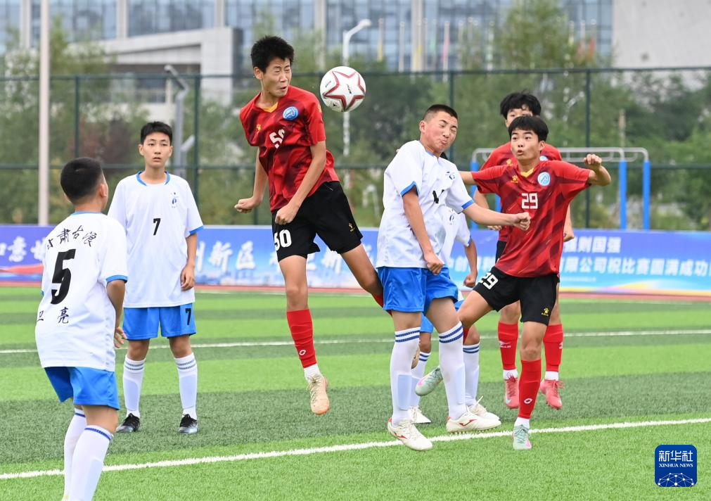8月5日，河南省实验中学代表队球员贺晨硕（左三）在U13男子组比赛中头球攻门。新华社记者　范培珅　摄