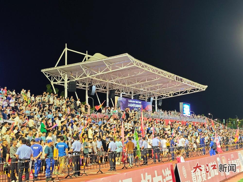 抚州队主场比赛看台座无虚席(江西日报全媒体记者任为摄)