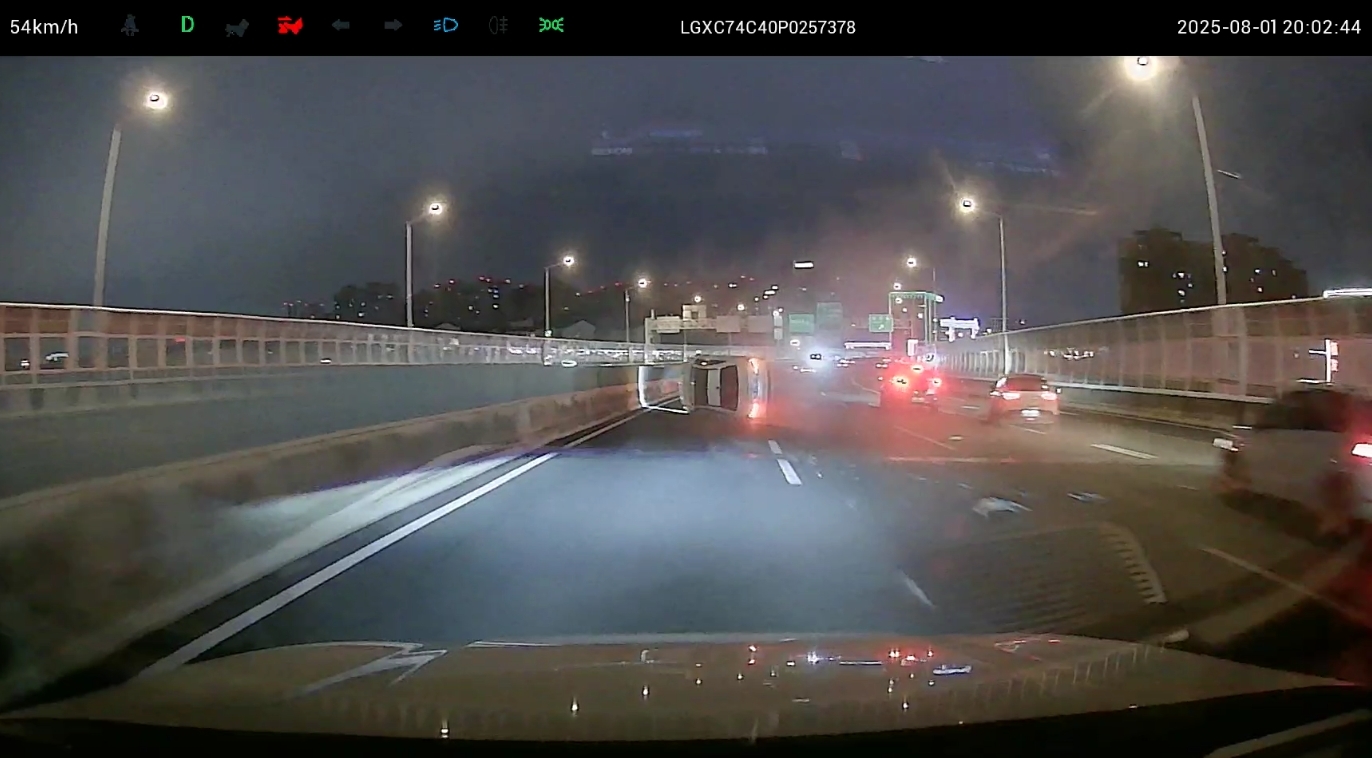 平凡善举彰显担当 徐工青年高架上演“教科书式”救援