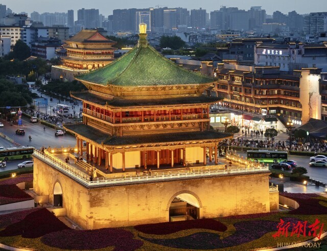 屹立在西安市心脏地带的钟楼和鼓楼遥遥相对。