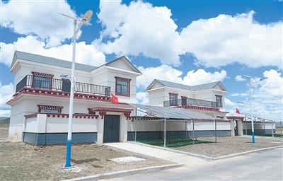 由浙江杭州、嘉兴援助建设的那曲市杭嘉新村。