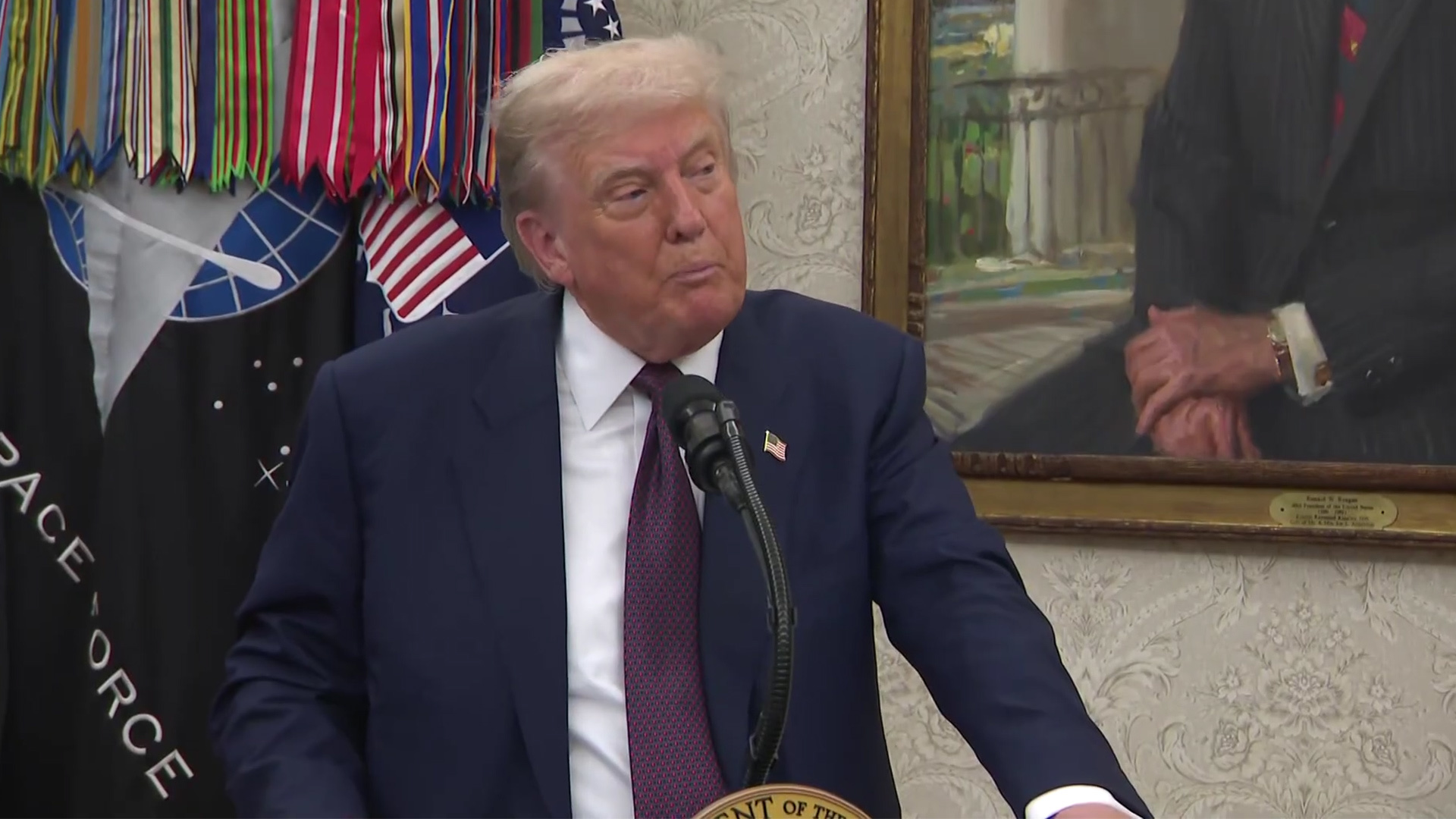 “民调显示马斯克是当下最不受欢迎的人”，特朗普：他是个好人