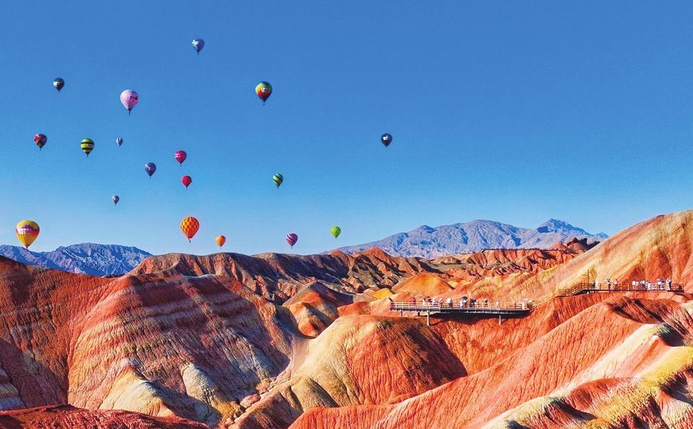 张掖七彩丹霞景区40架热气球在景区上空进行集中飞行表演