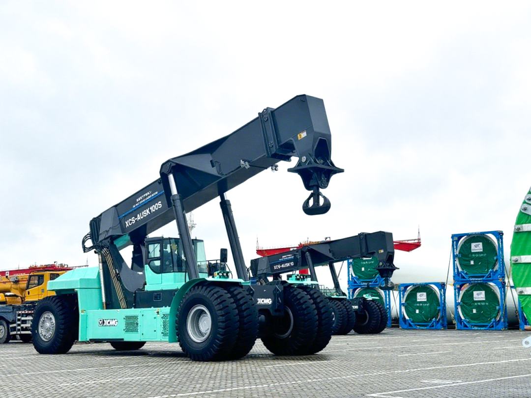 百吨级“擎天柱”！亚洲最大风电正面吊投用