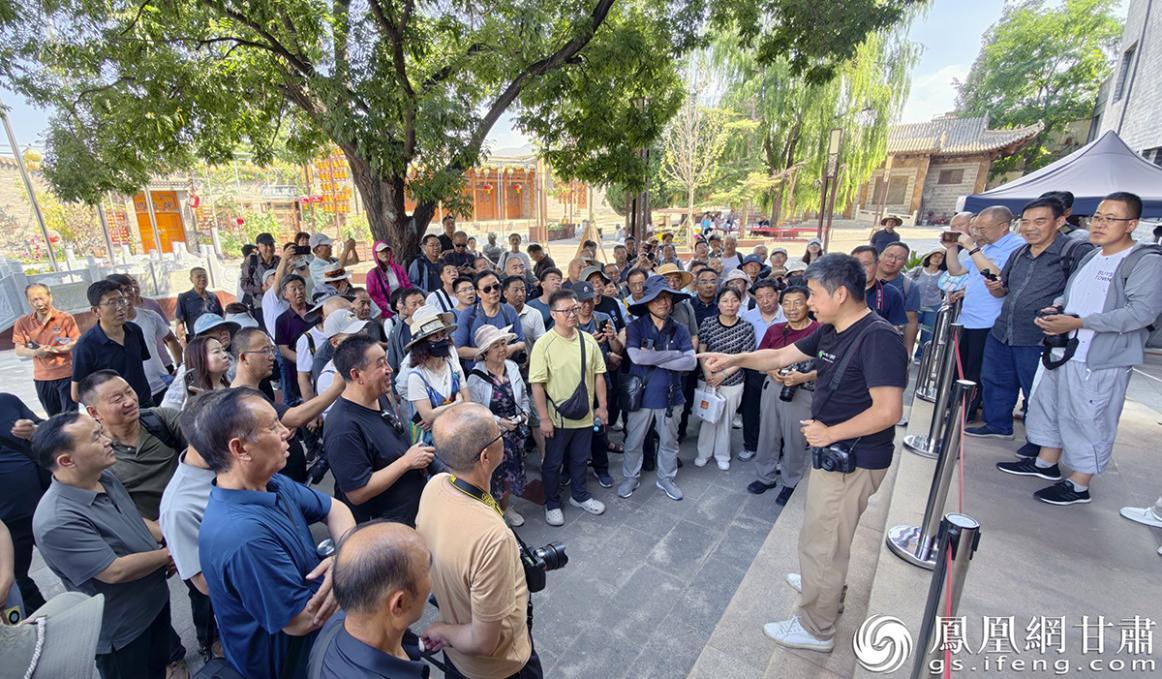 学员们深入兰州市西固区河口镇河口村开展田野调查式创作