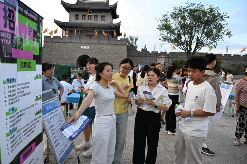 山东即墨：伴着清凉找工作 灯火“点亮”就业新机遇