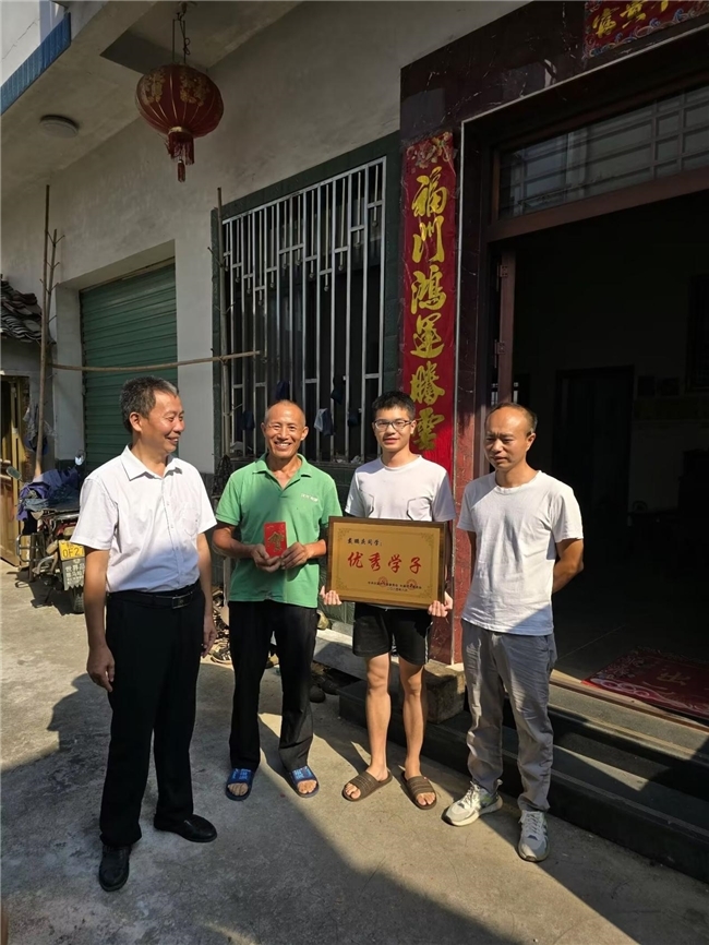 戴向阳：二十年如一日，以初心照亮山村孩子的未来