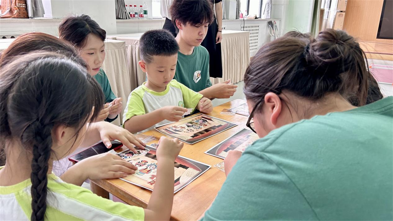 戏曲舞台装扮现场