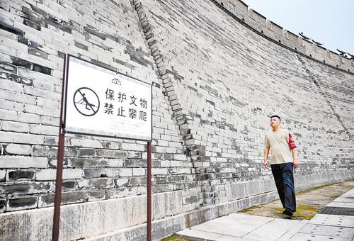 7月28日,张喆在正定古城南城门进行巡护。本报记者 史晟全摄