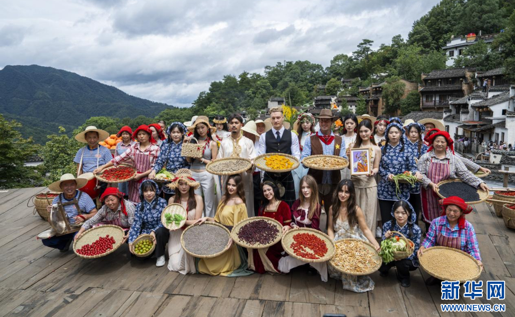 海内外游客与文化爱好者共庆丰收。新华网发