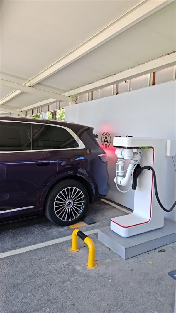 别家还是PPT 华为已开始铺设!鸿蒙智行门店用上机械臂超充