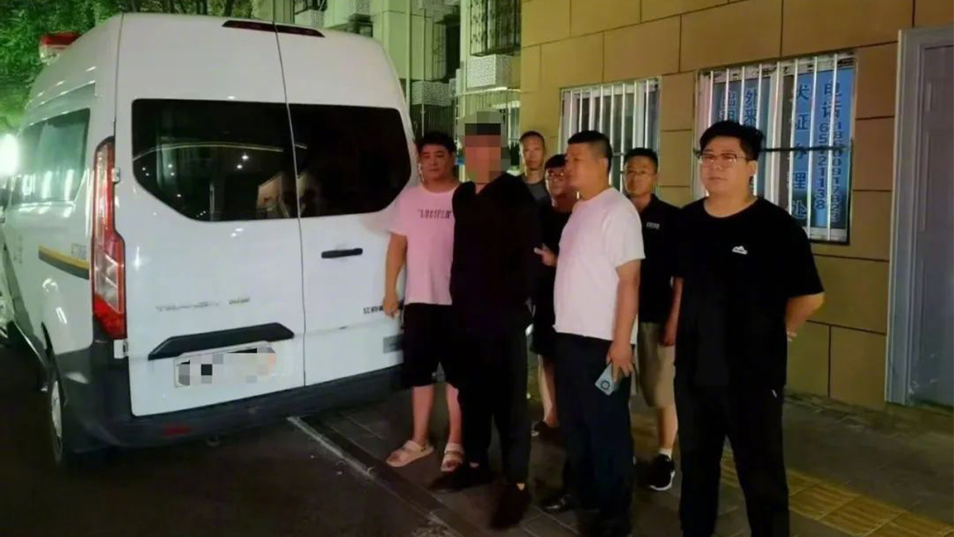 北京一小区，上百辆车被贴小广告，有车每周都被贴，朝阳群众出手了