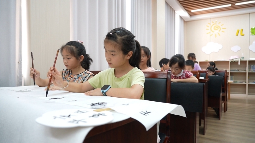 在庐山市西湖社区，孩子们在上书法暑期课堂。