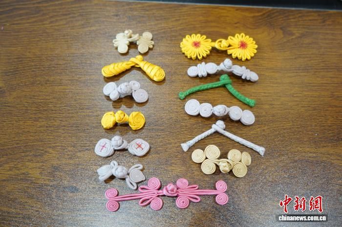 图为镇巴苗绣盘扣。　姚义 摄