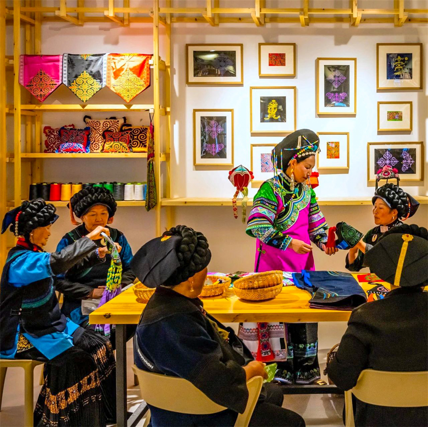 越西县彝族妇女在刺绣工艺品