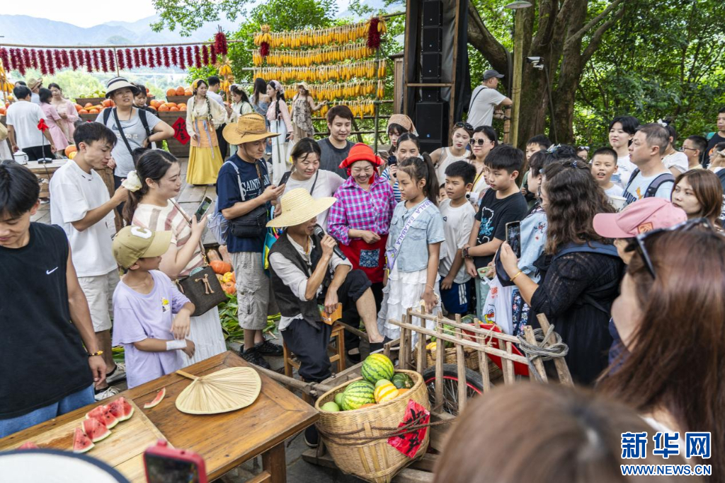 充满农趣的体验项目吸引不少游客参与。新华网发