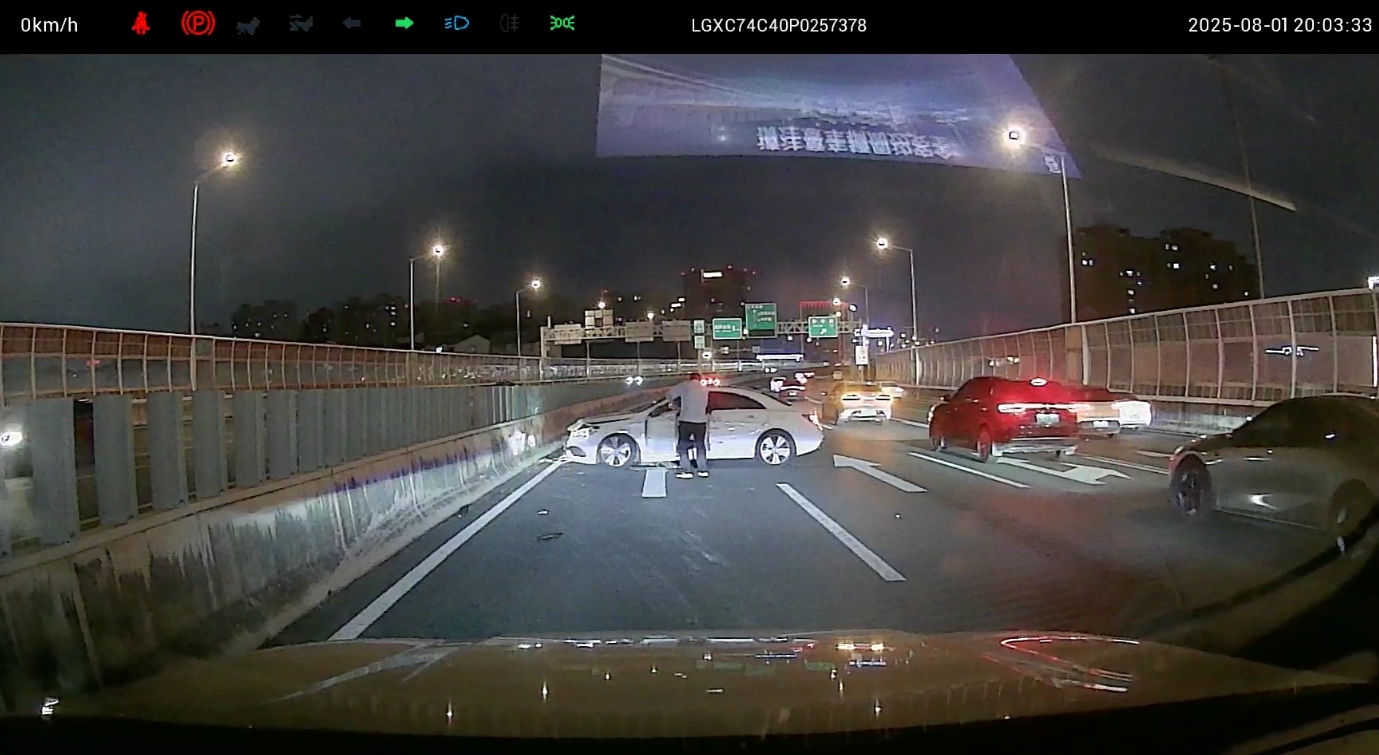 平凡善举彰显担当 徐工青年高架上演“教科书式”救援