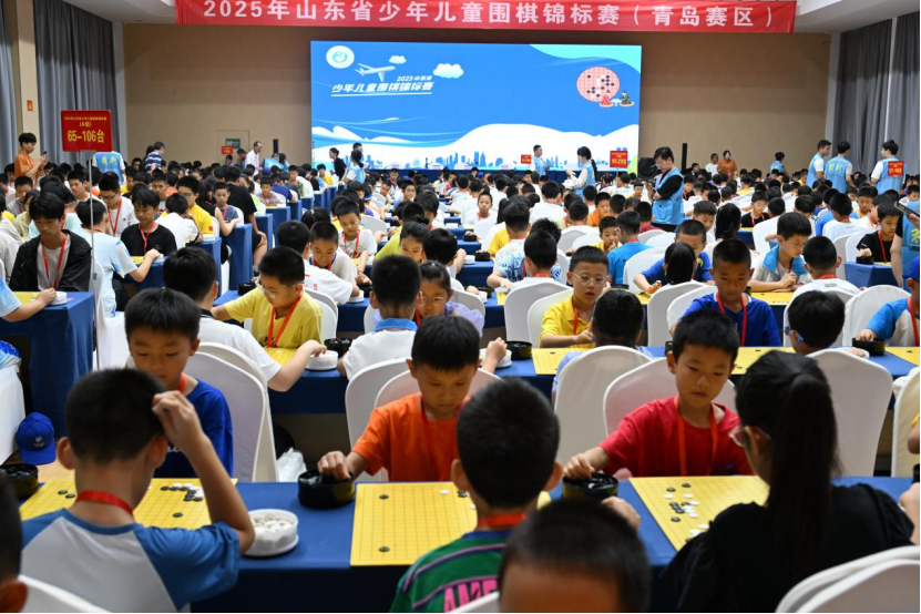 山东即墨：青少年摆擂对弈 逐鹿棋盘