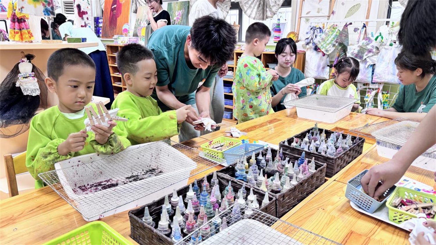 志愿者扎染教学