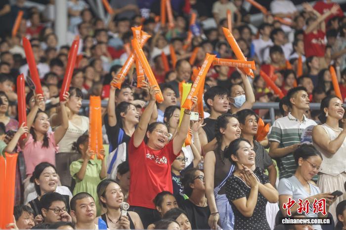 8月2日，江西鹰潭，鹰潭队球迷在看台上为球队加油助威。中新社记者 刘力鑫 摄