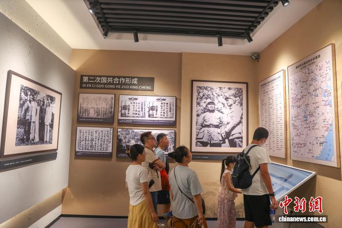 8月6日，江西庐山，民众在庐山抗战博物馆参观。中新社记者 刘力鑫 摄