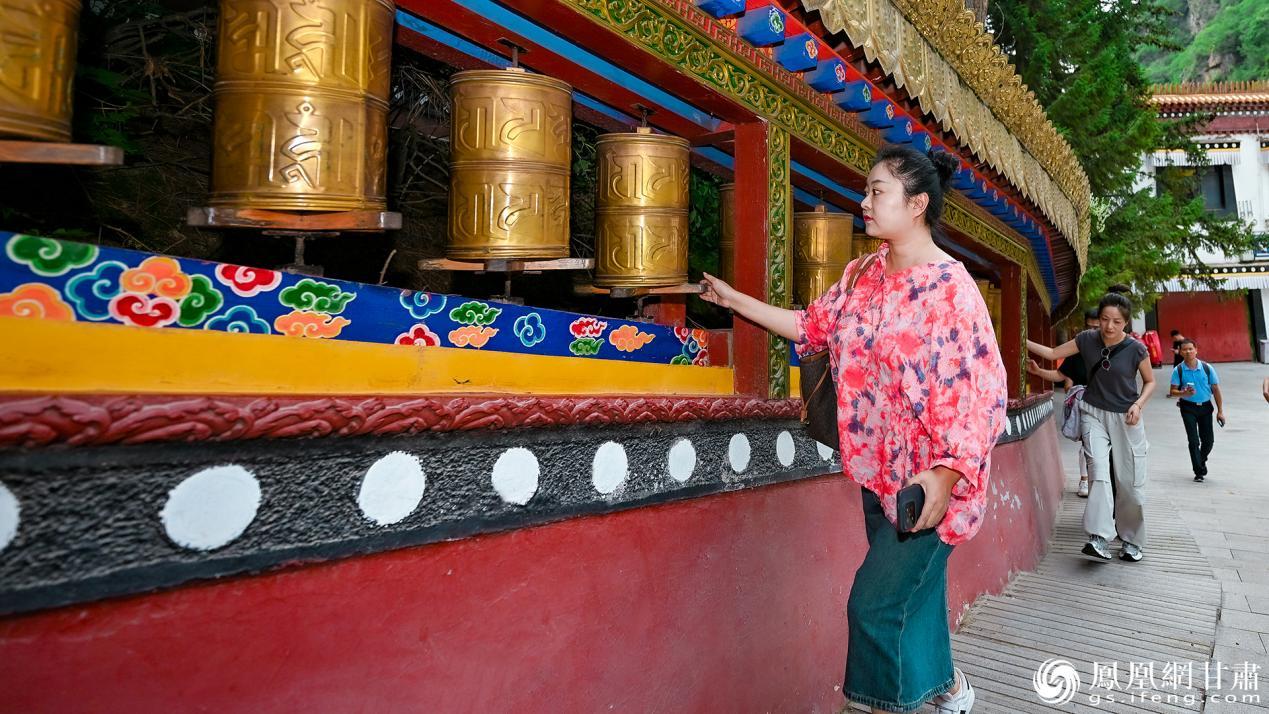 石佛沟国家森林公园景区灵岩禅寺的经轮幽廊是游客必打卡之地　李德宇　摄