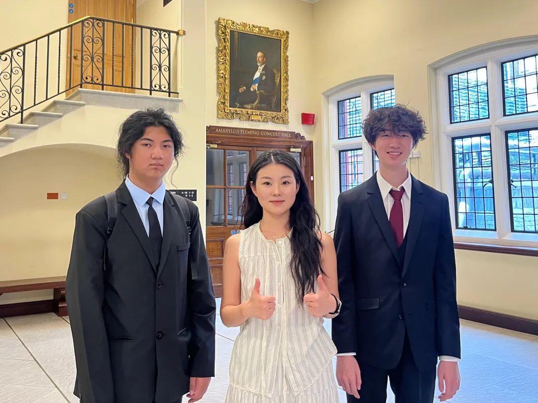 Cris老师和Lawrence、William在英国皇家音乐学院布里顿剧院里合影