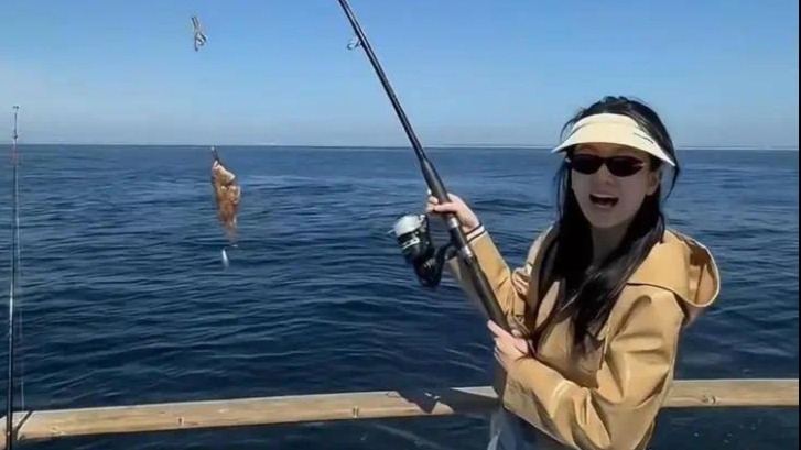 乔欣晒在美国度假照片，赖柏霖罕见出镜，出海钓鱼有收获开心大叫封面图