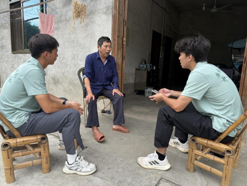 志愿服务队开展老年人体质健康调研。