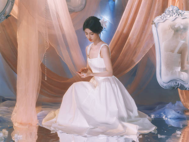 鞠婧祎清纯温柔,楚楚动人。