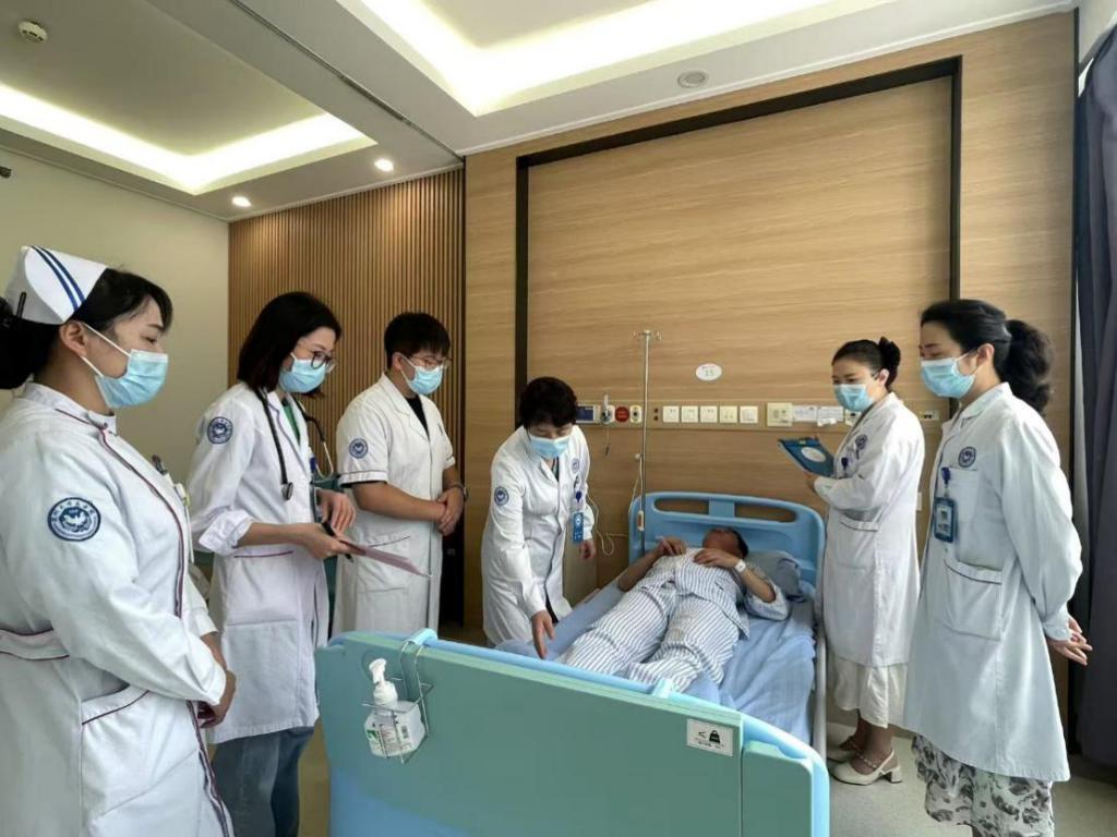 每天两包烟、半斤酒、凌晨2点睡……医生从他的血管里抽出“奶盖”