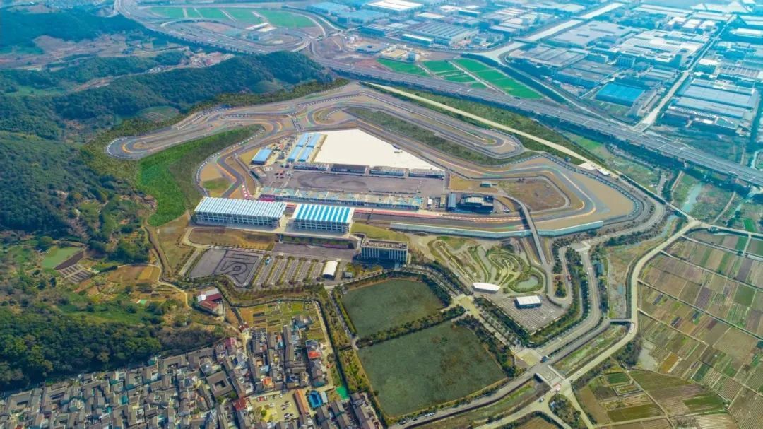 废弃矿山整治后变身国际赛车场.jpg