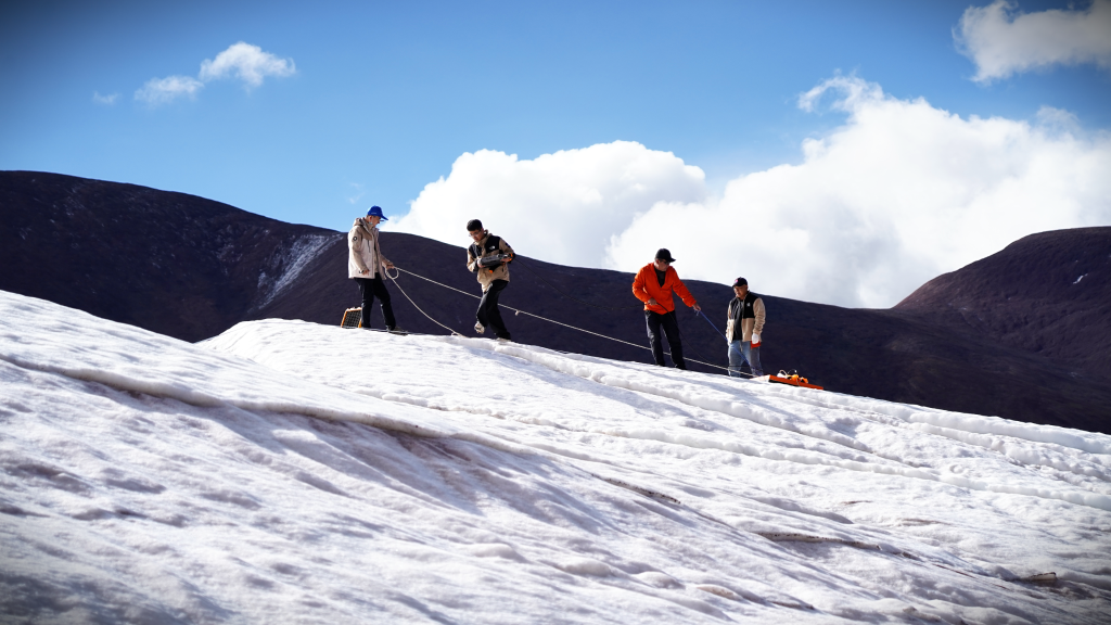 8月1日，范越（左一）和队员们使用探地雷达扫描冰川厚度。新华社记者 邱婧熠 摄